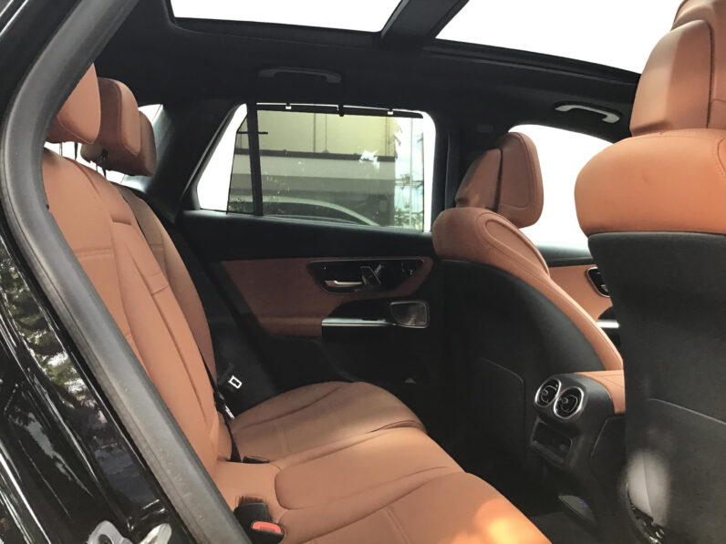 
								MERCEDES BENZ GLC 300 4 M full									
